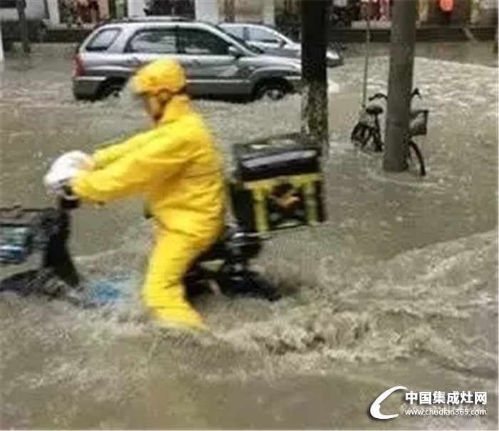 優(yōu)格：酷暑暴雨天，你的一份外賣(mài)是如何送到的？