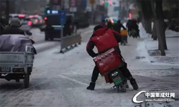 優(yōu)格：酷暑暴雨天，你的一份外賣(mài)是如何送到的？